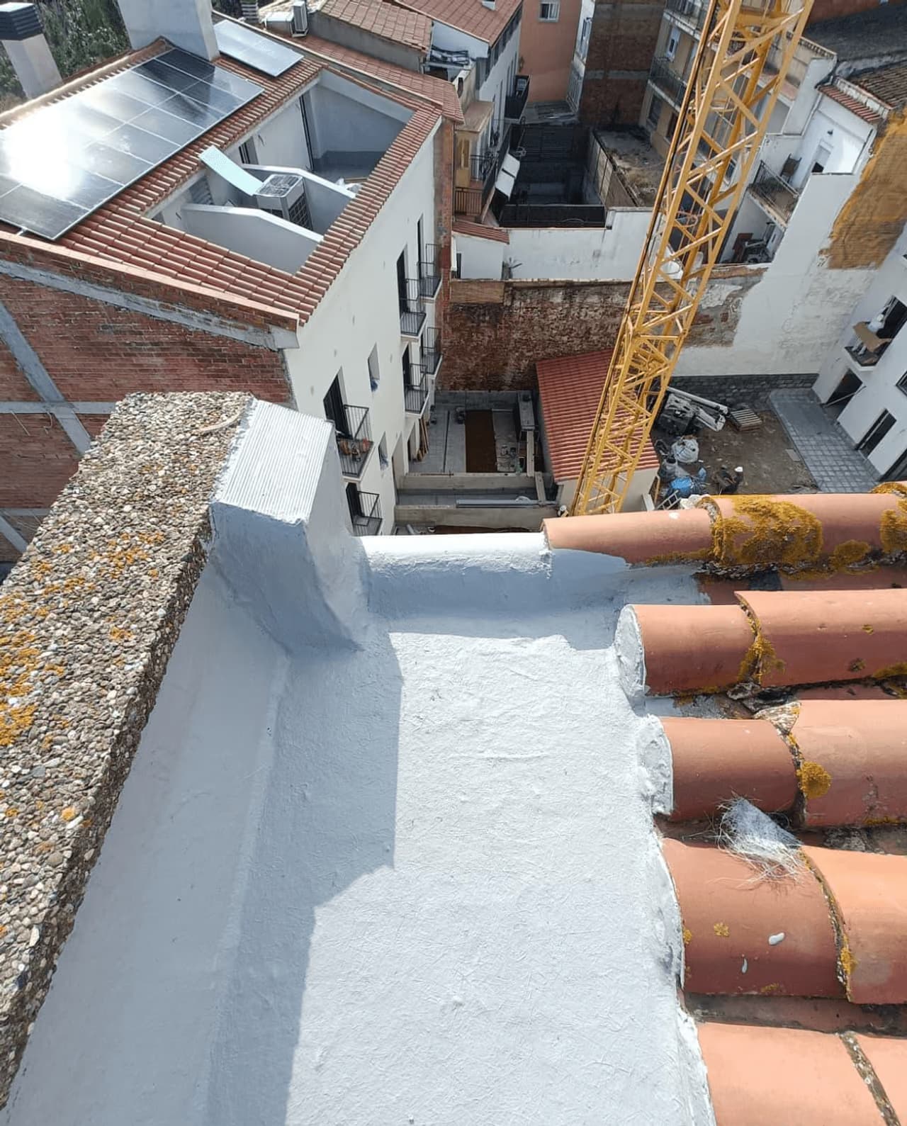 Trabajo real de mantenimiento en una cubierta de Barcelona