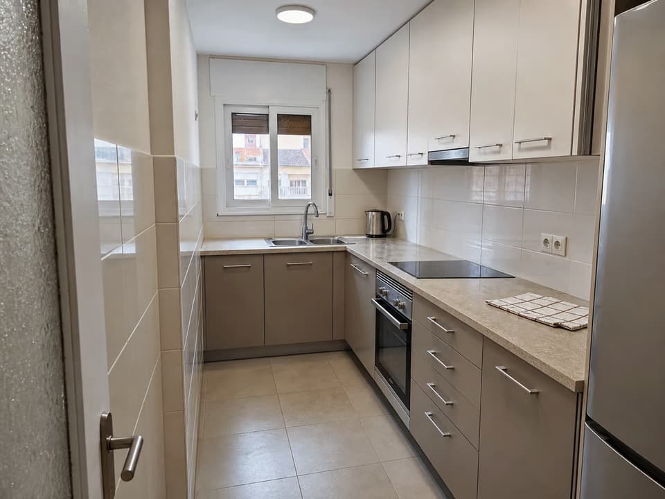 Cocina compacta reformada con una distribución funcional