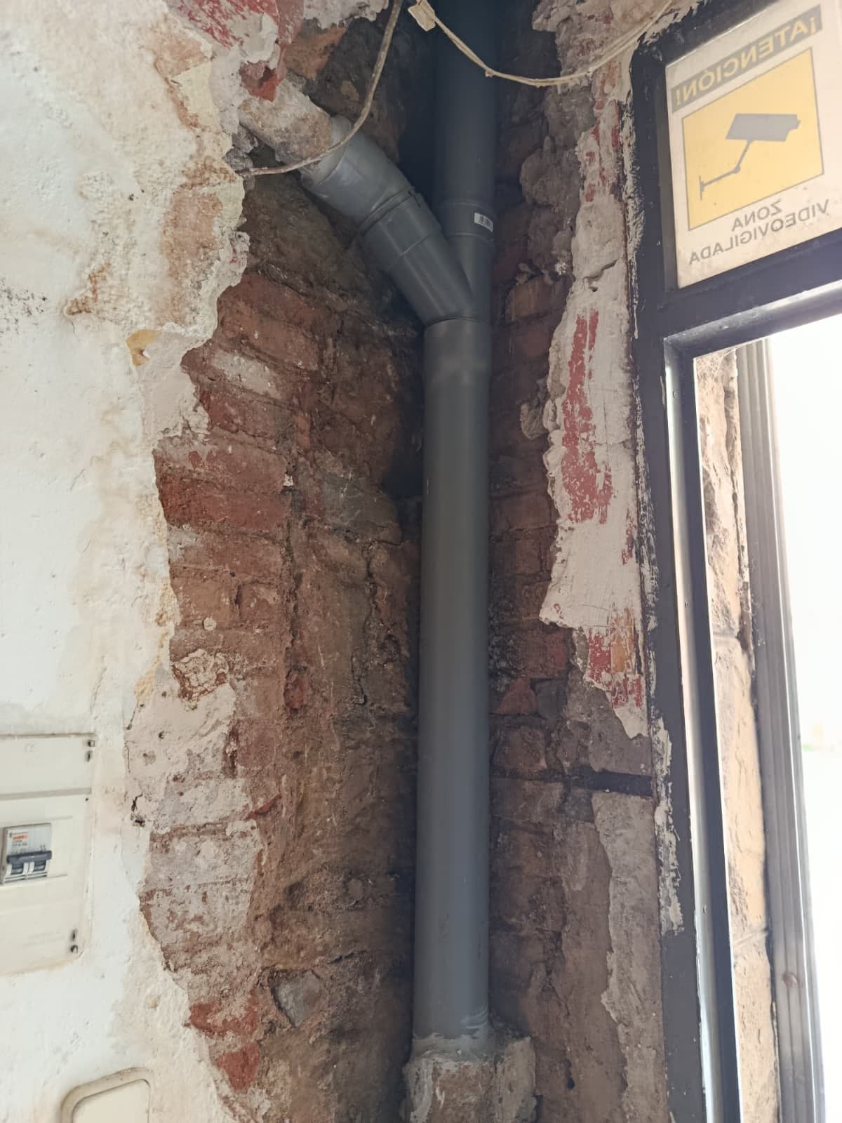 Trabajo real de mantenimiento en una bajante de Barcelona