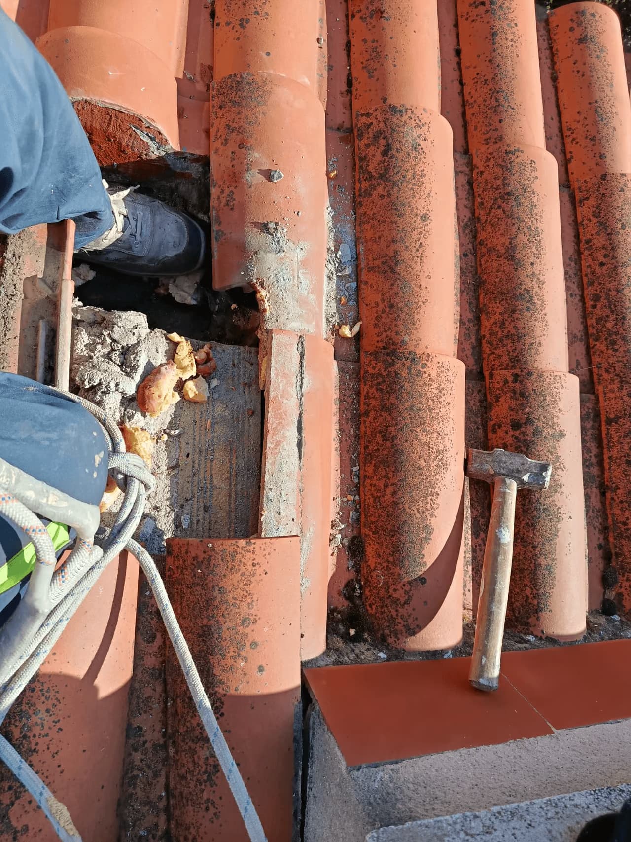 Trabajos en altura en un edificio de Barcelona