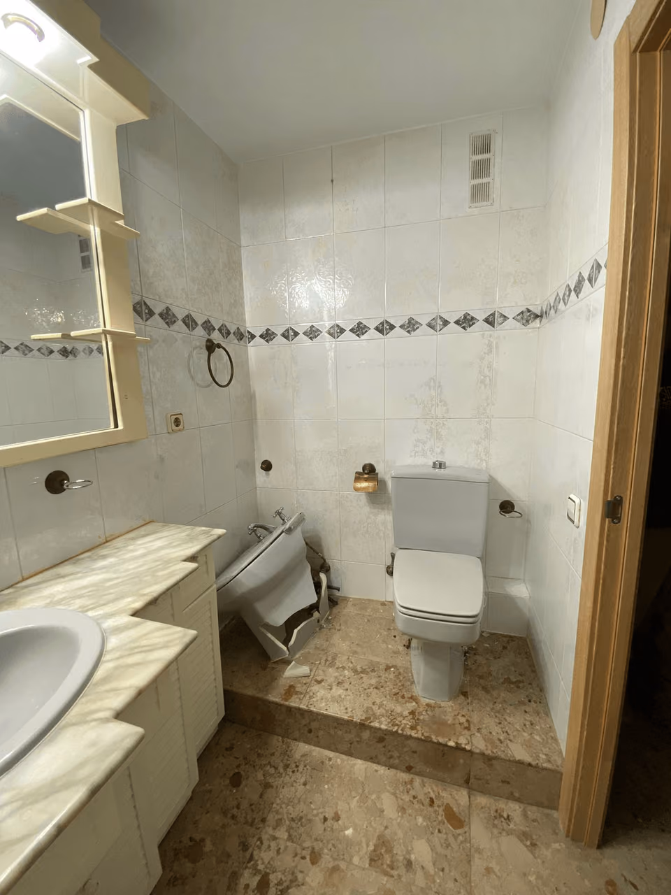 Baño: antes y después de una reforma real en Barcelona - Antes